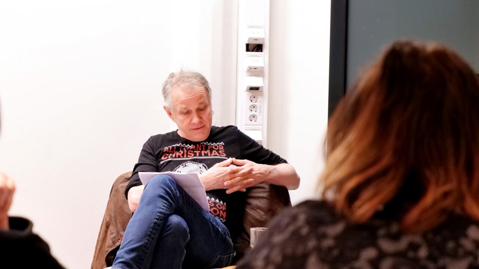 Gästprofessor Toby Miller talar på symposiet.