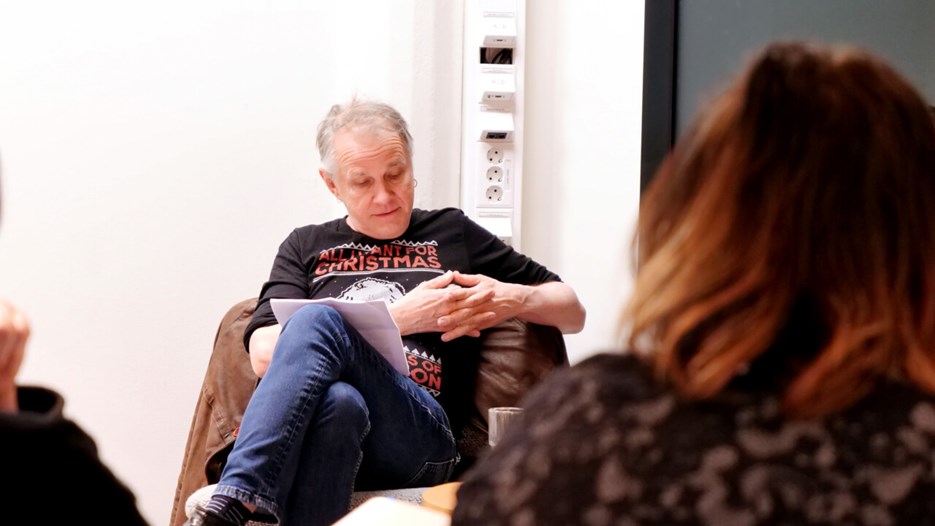 Gästprofessor Toby Miller talar på symposiet.