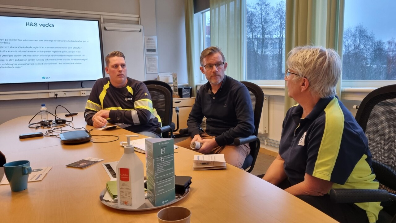 Bild på Jerker Jäder, SCA, tillsammans med två medarbetare