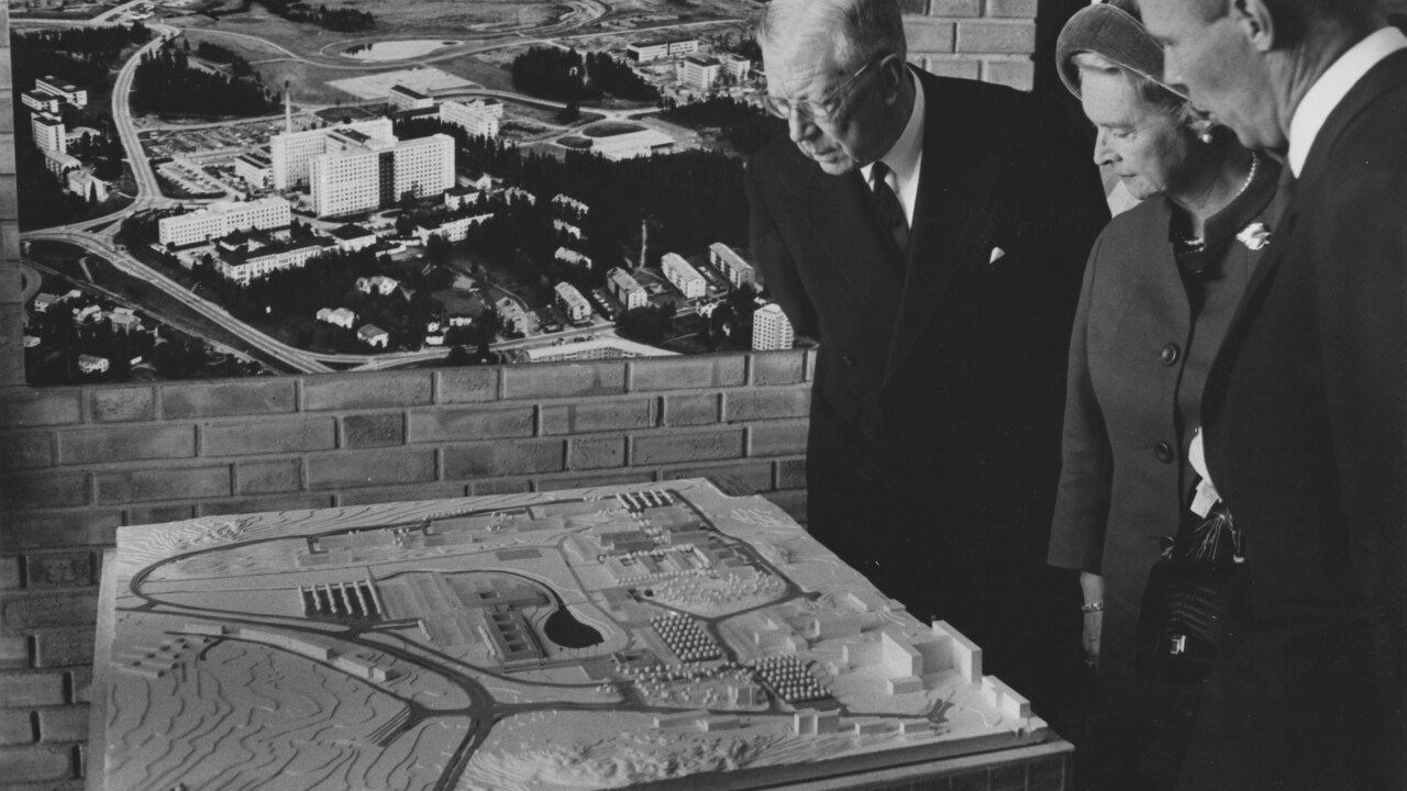 Rektor L-G Larsson visar en modell över universitetsområdet för kung Gustaf VI Adolf och prinsessan Sibylla, vid universitetets invigning 1965.